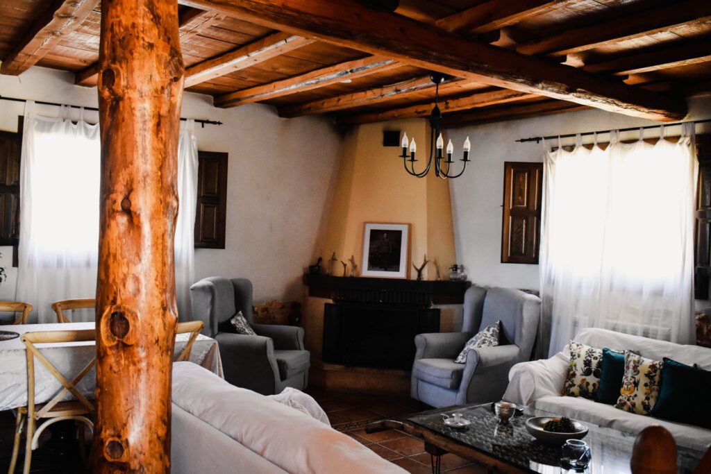 Salón con chimenea en casa rural para grupos en Soria. 